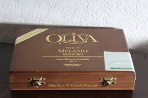 lot 170 image: OLIVA SERIES V MELANIO MADURO GRAN RESERVE NO. 4 WOOD CIGAR BOX MADE IN NICARAGUA