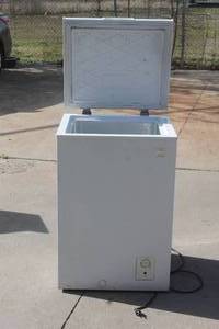 lot 23 image: AVANTI CHEST FREEZER TESTED AND WORK