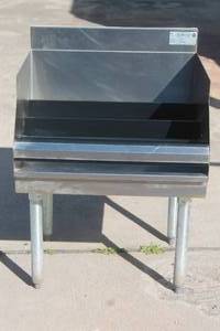 lot 17 image: KROWNE&nbsp STAINLESS STEEL&nbsp 18-24RD  SILVER SERIES 24 4 -STEP RAISED LIQUOR DISPLAY,24L X 24  X 33H&nbsp