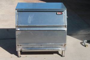 lot 13 image: CARTER - HOFFMAN STAINLESS STEEL  CW1 GRAVITY FEED CHIP WARMER W 20 GALLON CAPACITY , 28 12  23 12 X 27 H  ( TESTED & WORK)