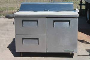 lot 27 image: TRUE REFRIGERATOR TSSU-48-12D-2-HC WITH CUTTING BOARD AND LOCKING CASTERS
