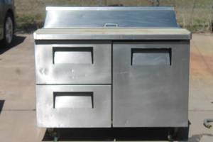lot 33 image: TRUE COMMERCIAL REFRIGERATOR TSSU-48-12D-2-HC PREP TABLE WITH CUTTING BOARD ON LOCKING CASTERS TESTED AND WORK