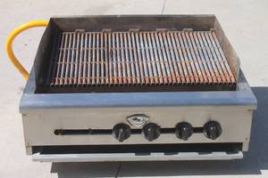lot 46 image: WELLS 6 BURNER STAINLESS STEEL GAS COUNTER TOP CHARBROILER