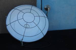 lot 53 image: INDUSTRIAL WHITE PORCELAIN 18 DIAM BARN LIGHT&nbsp