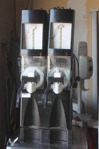 lot 60 image: BUNN COMMERCIAL ULTRA-2 , BA 120V BLK EMPTYCHILL FROZEN BEVERAGE DISPENSER  USED FOR SLUSHIES ,FROZEN&nbsp COCKTAILS &amp MARGARITAS  MISSING A&nbsp SIDE PLATE SEE PICS  TESTED &amp WORK&nbsp