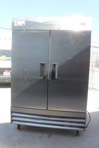 lot 68 image: AVANTCO&nbsp 178A49RHC&nbsp &nbspSTAINLESS STEEL 54 SOLID DOOR REACH IN REFRIGERATOR ON CASTERS ,TESTED &amp WORK&nbsp