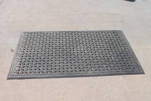 lot 78 image: LARGE GREASE PROOF RUBBER WORK-PLACE&nbsp MAT , 55 X 33
