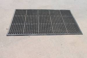 lot 79 image: LARGE WINCO RUBBER WORK -PLACE MAT 5FT X 3FT&nbsp