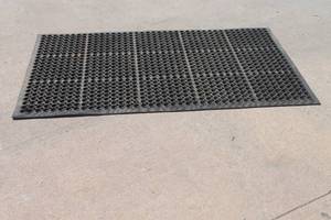 lot 80 image: LARGE WINCO RUBBER WORK -PLACE MAT 5FT X 3FT&nbsp