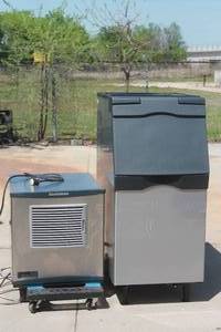 lot 85 image: SCOTSMAN COMMERCIAL ICE MAKER&nbsp TOP NSO422A-1B SCOTSMAN BASE&nbsp B322S  WORKING WHEN PULLED FROM SERVICE&nbsp