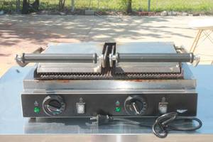 lot 100 image: VOLLRATH COMMERCIAL&nbsp DBL PANINI SANDWICH GRILL TS18002  WORKING WHEN REMOVED FROM SERVICE&nbsp