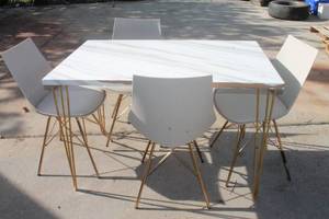 lot 118 image: GIGACLOUD TECHNOLOGY MODERN MARBLE FINISH&nbsp DINING TABLE&nbsp WITH GOLD HAIRPIN LEGS&nbsp WITH 4- LEATHER UPHOLSTERED GOLD FRAME DINING CHAIRS&nbsp