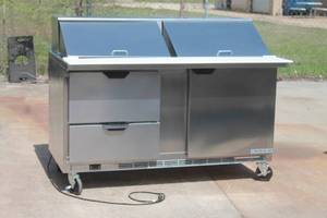 lot 81 image: BEVERAGE AIR SPED60HC-24M-2 SANDWICH  SALAD&nbsp PREP TABLE WITH REFRIGERATED BASE ON CASTERS ,TESTED &amp WORK&nbsp