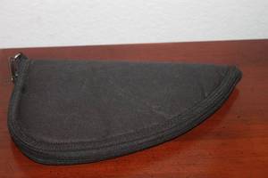 lot 43 image: BLACK SOFT PADDED PISTOL CASE