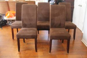 lot 73 image: TOTAL OF 5 BROWN VELVET UPHOLSTERED WOOD LEG DINING CHAIRS