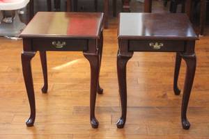 lot 74 image: TOTAL OF 2 BOOMBAY COMPANY QUEEN ANNE MAHOGANY WOOD ONE DRAWER SIDE END TABLES