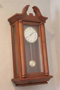 lot 75 image: BULOVA WEST MINISTER -WHITTINGTON CHIMING PENDULUM WALL CLOCK WITH KEY  35H