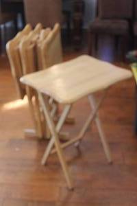 lot 76 image: TOTAL OF 4 NATURAL WOOD FOLDING TRAY TABLES WITH STAND