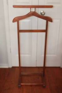 lot 77 image: VINTAGE WOOD VALET BUTLER STAND 42 H
