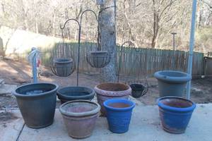 lot 88 image: TOTAL OF 10 ASSORTED SIZE  PLASTIC PLANTERS  INCLUDE IRON PLANT HANGING STANDS SEE PICS