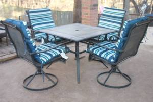 lot 91 image: TOTAL OF 5 PC METAL OUTDOOR  SWIVEL CHAIR WITH TILED TABLE DINING PATIO SET & 4 EXTRA QUILTED CHAIR CUSHIONS  SEE PICS