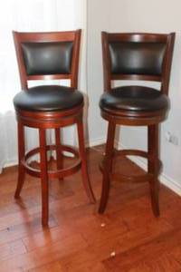 lot 6 image: TOTAL OF 2 SWIVEL COUNTER HEIGHT LEATHER UPHOLSTERED SOLID WOOD BAR STOOLS