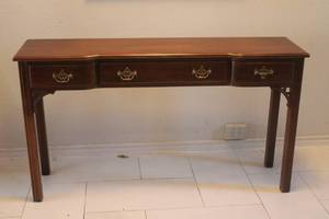 lot 93 image: DAVIS CABINET COMPANY MAHOGANY  WOOD 3-DRAWER CONSOLE TABLE