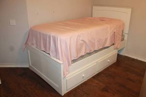 lot 104 image: WHITE TWIN WOOD TRUNDLE BED WITH TWO STORAGE DRAWERS,-  HEADBOARD , FOOTBOARD ,TRUNDLE STORAGE  MATTRESS NOT INCLUDED