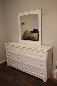 lot 105 image: WHITE 6-DRAWER WOOD DRESSER WITH MIRROR  MATCH #104