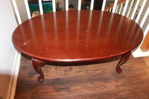 lot 114 image: VINTAGE MCM OVAL CHERRY WOOD QUEEN ANNE STYLE LEGS COFFEE TABLE 46 L X 17H