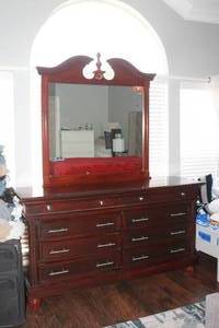 lot 118 image: MOHAGANY SOLID WOOD 8-DRAWER DRESSER WITH MIRROR  SEE PICS