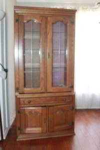 lot 121 image: REMSBRANDT SOLID OAK  2-PIECE LIGHTED BUFFET CHINA HUTCH WITH DRAWER & 2-DOOR STORAGE  SEE PICS