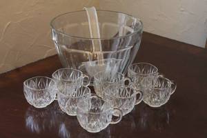 lot 126 image: VINTAGE 10 DIAM GLASS PUNCH BOWL WITH 8 GLASS PUNCH CUPS & LADLE