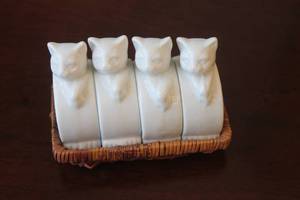 lot 131 image: SET OF 4 VINTAGE  PORCELAIN CAT  NAPKIN RING HOLDERS WITH WICKER CADDY