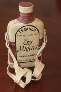 lot 135 image: TRE MUJERES ROPOSADO 250 ML COLLECTIBLE LEATHER BOUND FLASK BOTTLE WITH SHOULDER STRAP