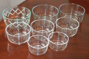 lot 136 image: TOTAL OF 8 ASSORTED SIZE GLASS PYREX BOWLS  6 , 5 4