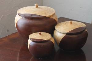 lot 138 image: TOTAL OF 3 BAMBOO TWO -TONED  NATURAL BROWN  LIDDED STORAGE CONTAINERS , 8, 5, 4 12