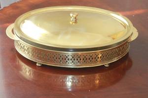 lot 145 image: MID CENTURY MODERN LARGE  GOLD RAMA WITH PYREX GLASS CHAFING DISH