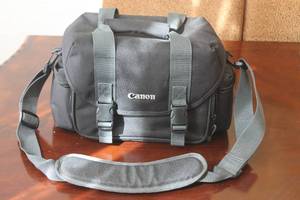 lot 148 image: LARGE CANON GADGET BAG