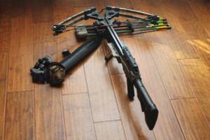 lot 160 image: CENTERPOINT SNIPER 370 CROSSBOW WITH VISION SCOPE  4 DARTS  & RETRACTABLE CROSSBOW ROPE  SEE PICS