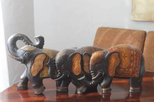 lot 162 image: LONG HANDCARVED WOOD TRIPPLE  INDONESIA ELEPHANT STATUE 31L
