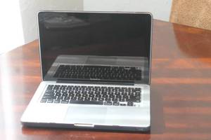 lot 164 image: APPLE MAC BOOK PRO  NO POWER ADAPTERS