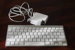 lot 166 image: APPLE KEYBOARD A1314 & APPLE 85W MAGSAFE  NO POWER ADAPTER
