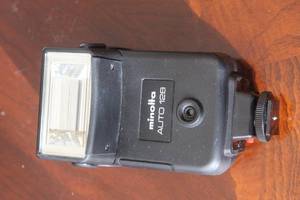 lot 168 image: VINTAGE MINOLTA AUTO 128 SHOE MOUNT FLASH