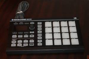 lot 8 image: NATIVE INSTRUMENT MASCHINE MIKRO MK2 BLACK  GROOVE PRODUCTION STUDIO COMPACT DRUM CONTROLLER & SAMPLER FOR BEATMAKERS SEE PICS