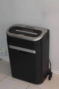 lot 207 image: ROYAL 1830MX  18 SHEET CROSSCUT SHREDDER