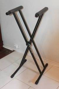 lot 216 image: QUIK LOK SYSTEMS BY CAM DOUBLE SIDED KEYBOARD STAND