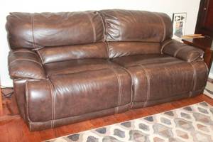 lot 220 image: BROWN LEATHER ELECTRIC RECLINER SOFA  BRING HELP