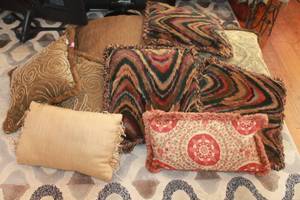 lot 221 image: TOTAL OF 9 ASSORTED THROW PILLOWS  SEE PICS
