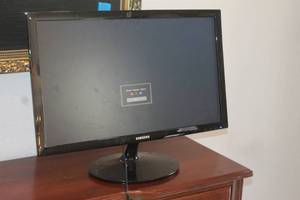 lot 224 image: SAMSUNG 24  COMPUTER MONITOR  LS24B150BL WITH POWER ADAPTER